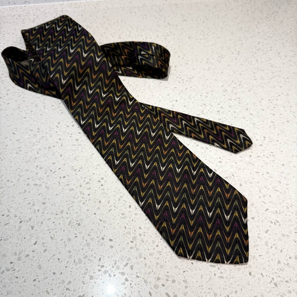 Xmi platinum Stylish Zigzag Patterned Tie